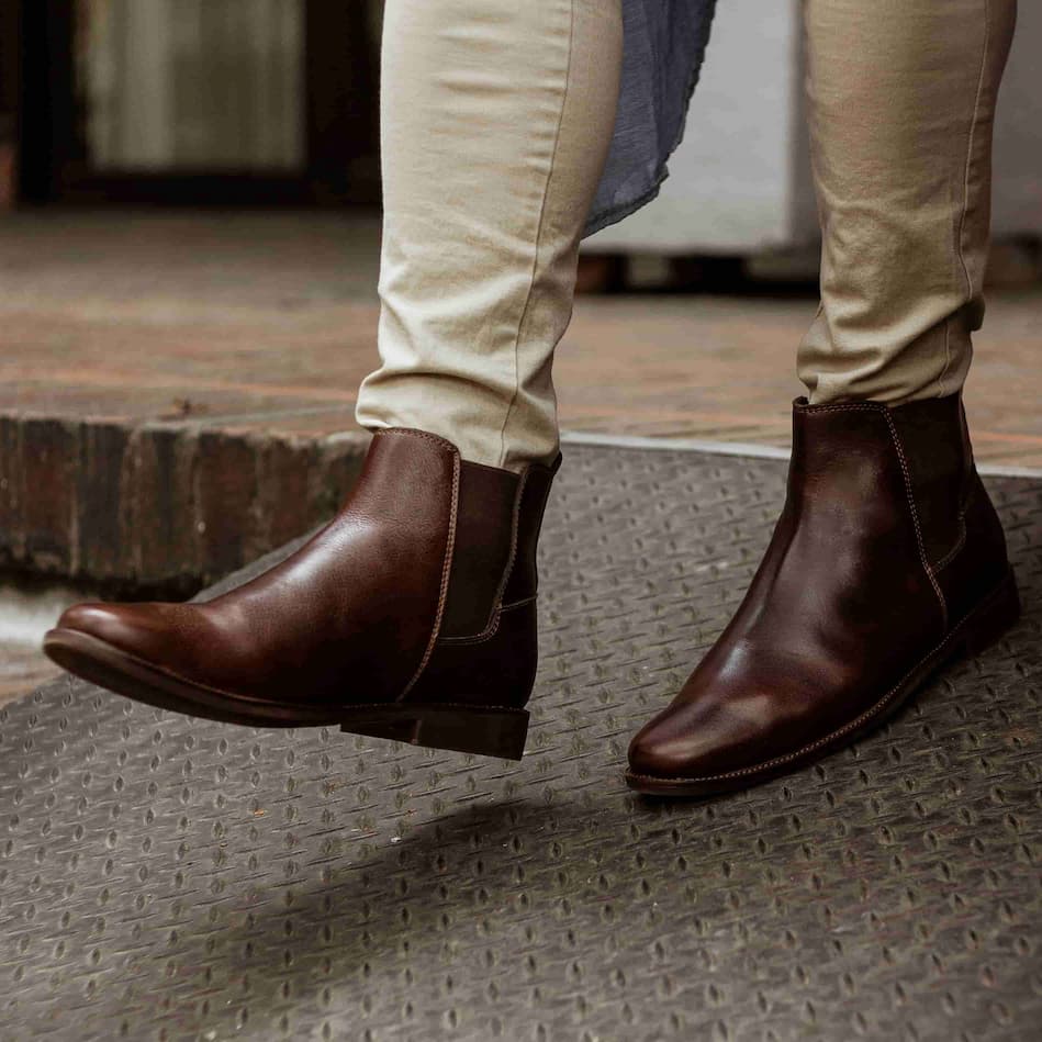 Botas Chelsea de cuero liso café, ideales para hombres que valoran la calidad sin complicaciones