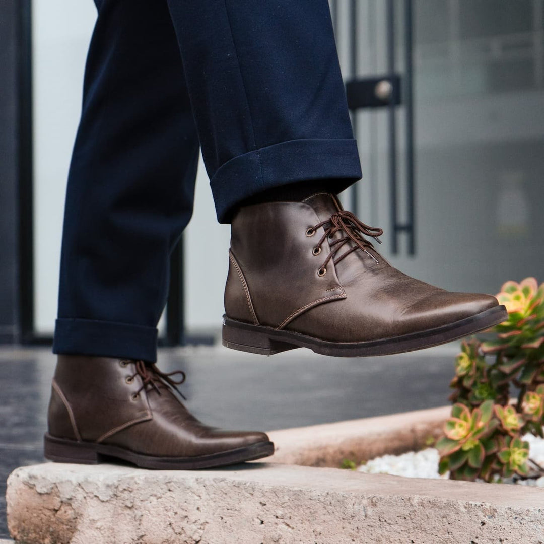 Botas Chukka Café en cuero para hombre, diseño versátil y moderno que ofrece confort y estilo todo el día