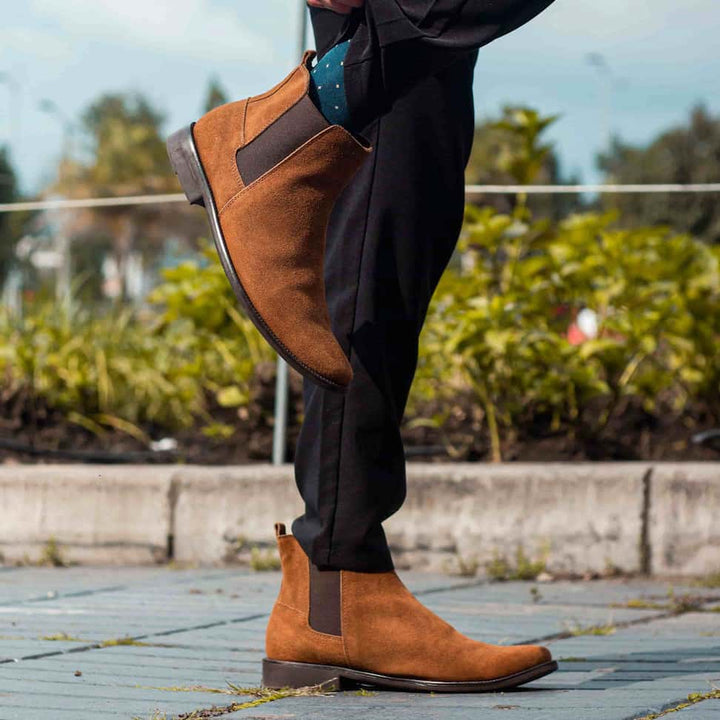 Clásicas botas Chelsea café hechas de cuero genuino