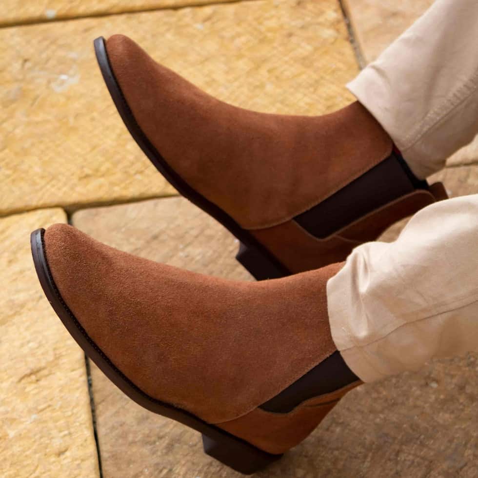 Clásicas botas Chelsea café hechas de cuero genuino