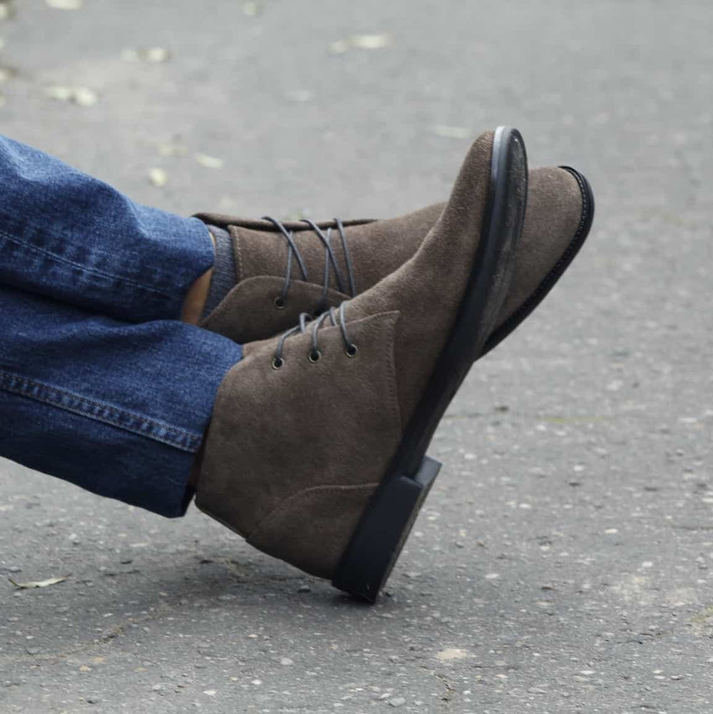 Botas Chukka de cuero gris para hombre, con diseño clásico y suela antideslizante