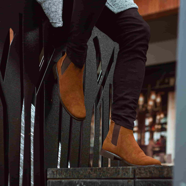 Clásicas botas Chelsea café hechas de cuero genuino