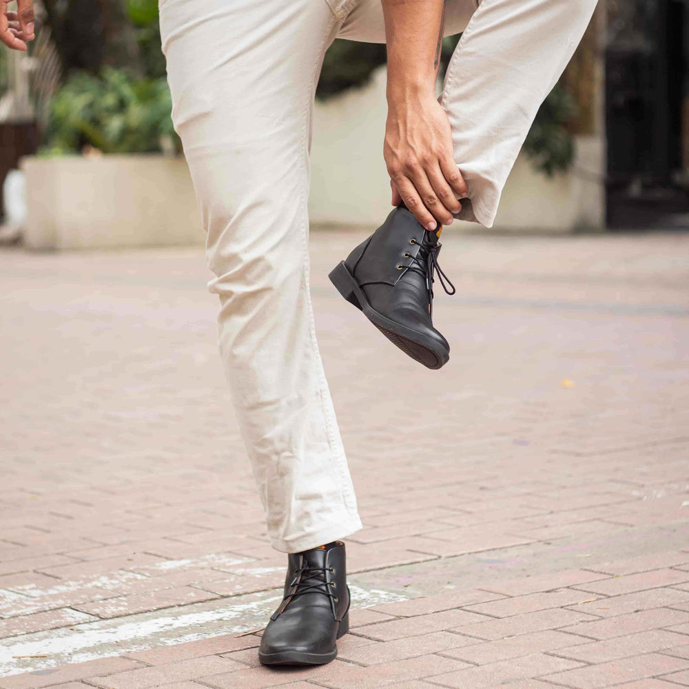 Botas Chukka Negra en cuero para hombre, diseño versátil y moderno que ofrece confort y estilo todo el día