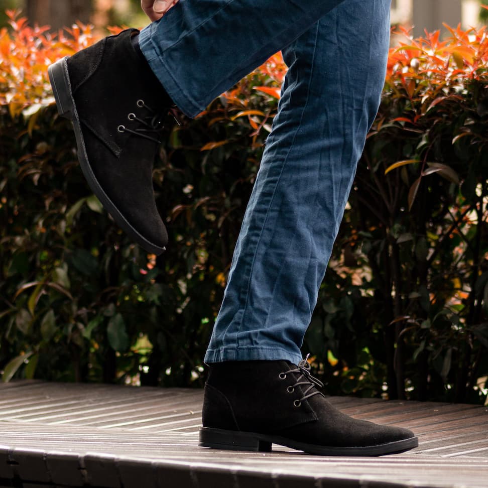 Botas chukka negra en cuero