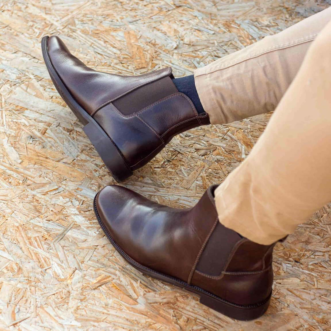 Botas Chelsea de cuero liso café, ideales para hombres que valoran la calidad sin complicaciones