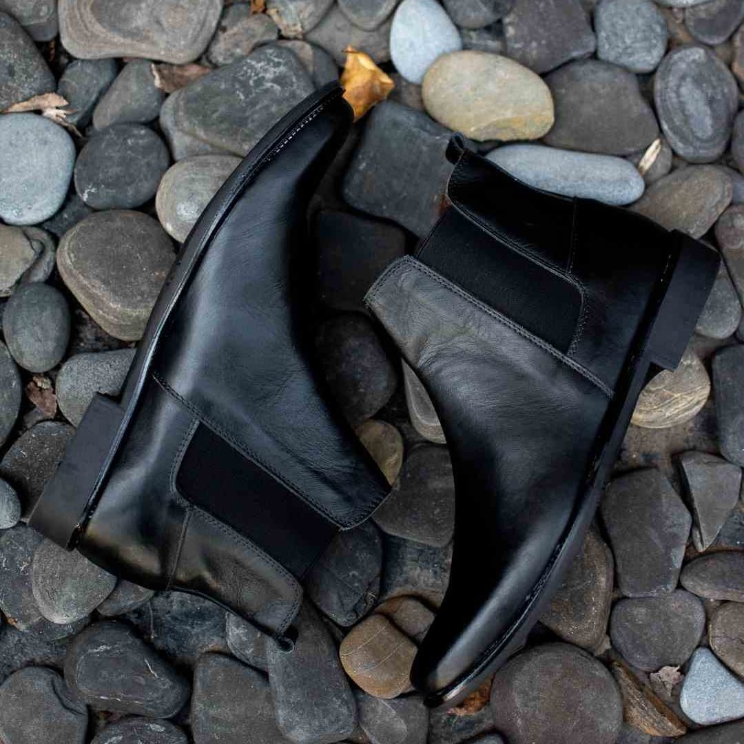 Elegantes botas Chelsea negras de cuero liso, con suela duradera y ajuste cómodo