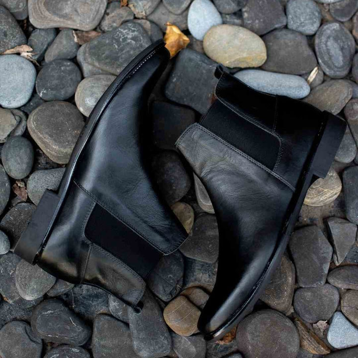 Elegantes botas Chelsea negras de cuero liso, con suela duradera y ajuste cómodo