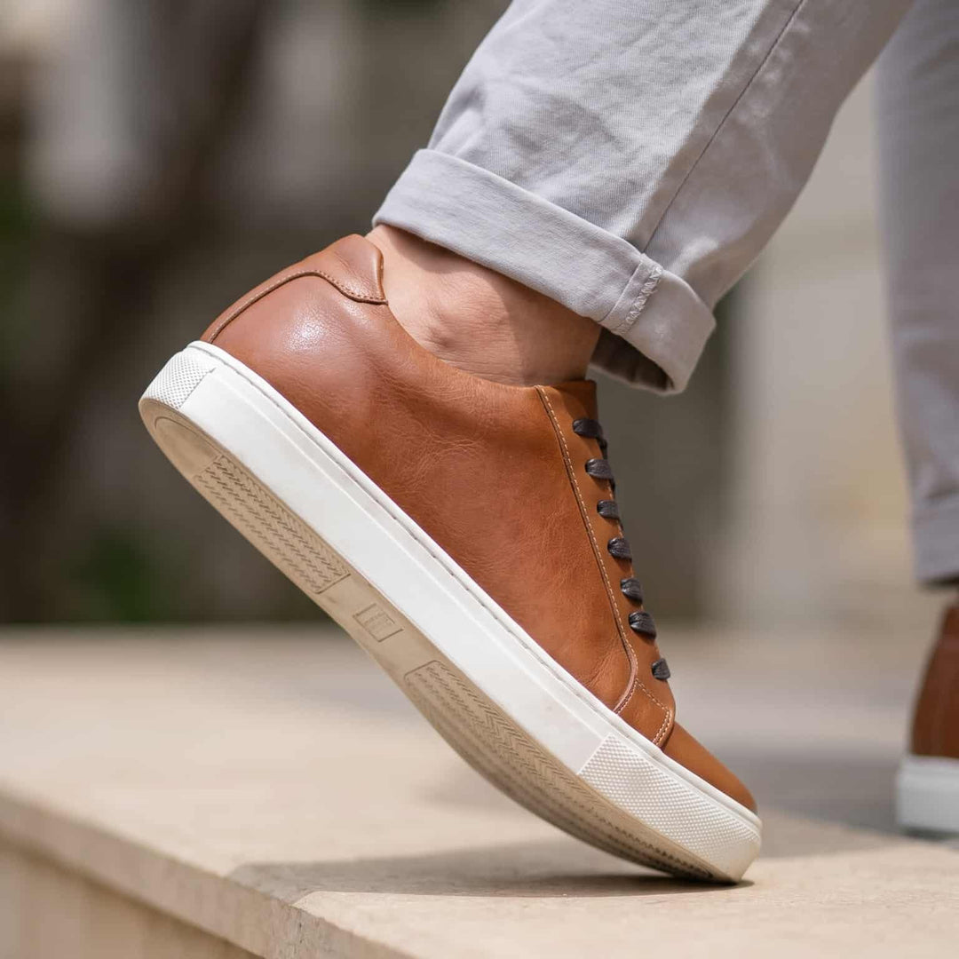 Tenis de cuero liso para hombre color Bourbon marca Lizantto