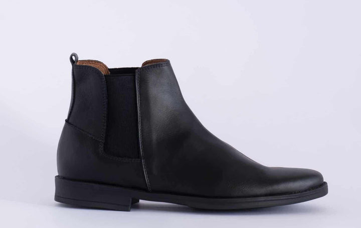 Chelsea Cuero Liso Negro