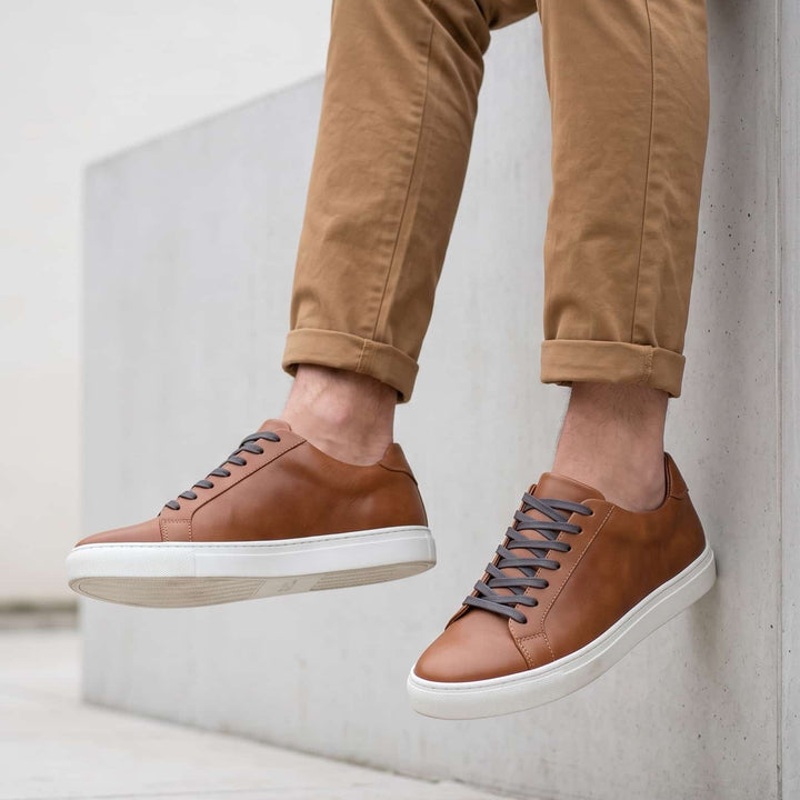 Tenis de cuero liso para hombre color Bourbon marca Lizantto