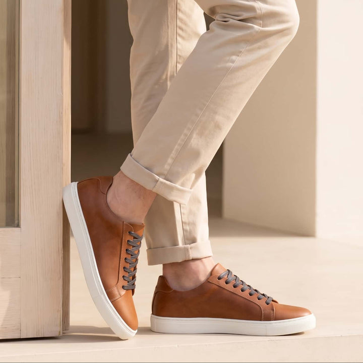 Tenis de cuero liso para hombre color Bourbon marca Lizantto