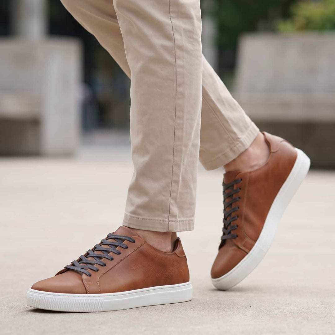Tenis de cuero liso para hombre color Bourbon marca Lizantto