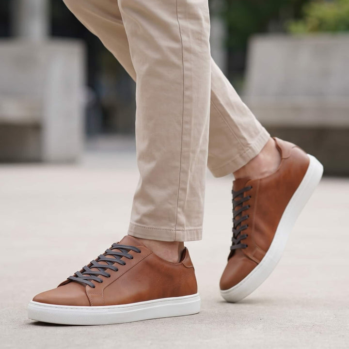 Tenis de cuero liso para hombre color Bourbon marca Lizantto