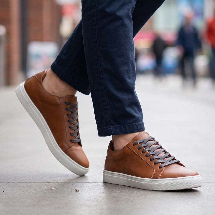 Tenis de cuero liso para hombre color Bourbon marca Lizantto