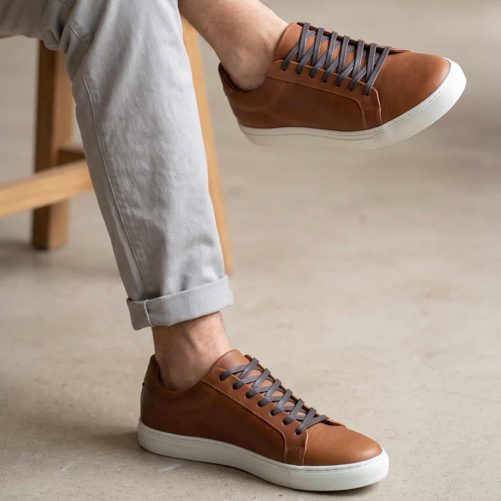 Tenis de cuero liso para hombre color Bourbon marca Lizantto